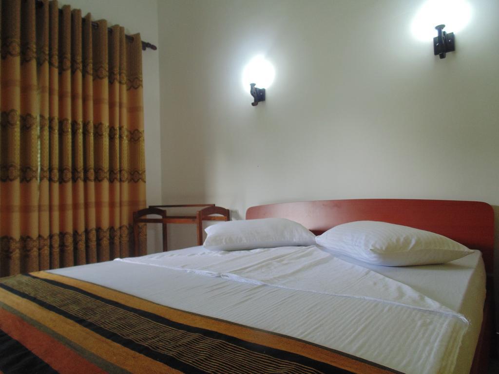 White Eagle Hotel Szigirija Szoba fotó