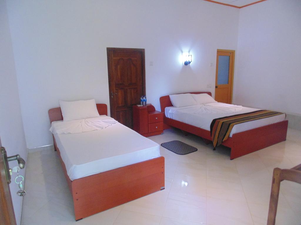 White Eagle Hotel Szigirija Szoba fotó