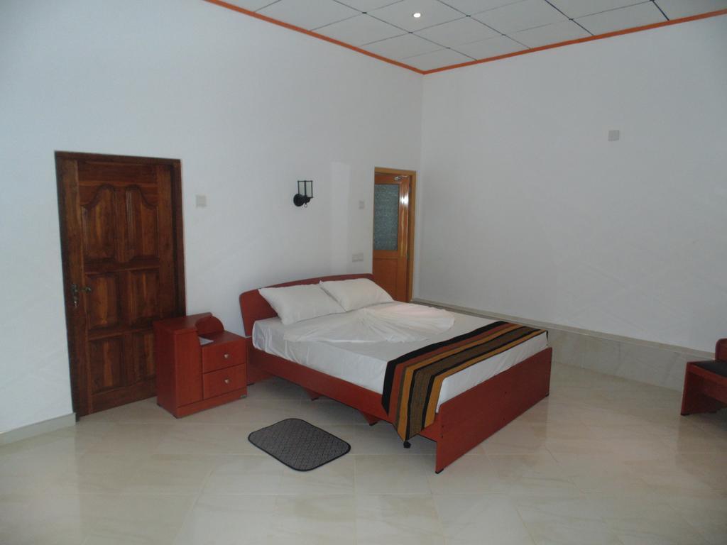 White Eagle Hotel Szigirija Szoba fotó