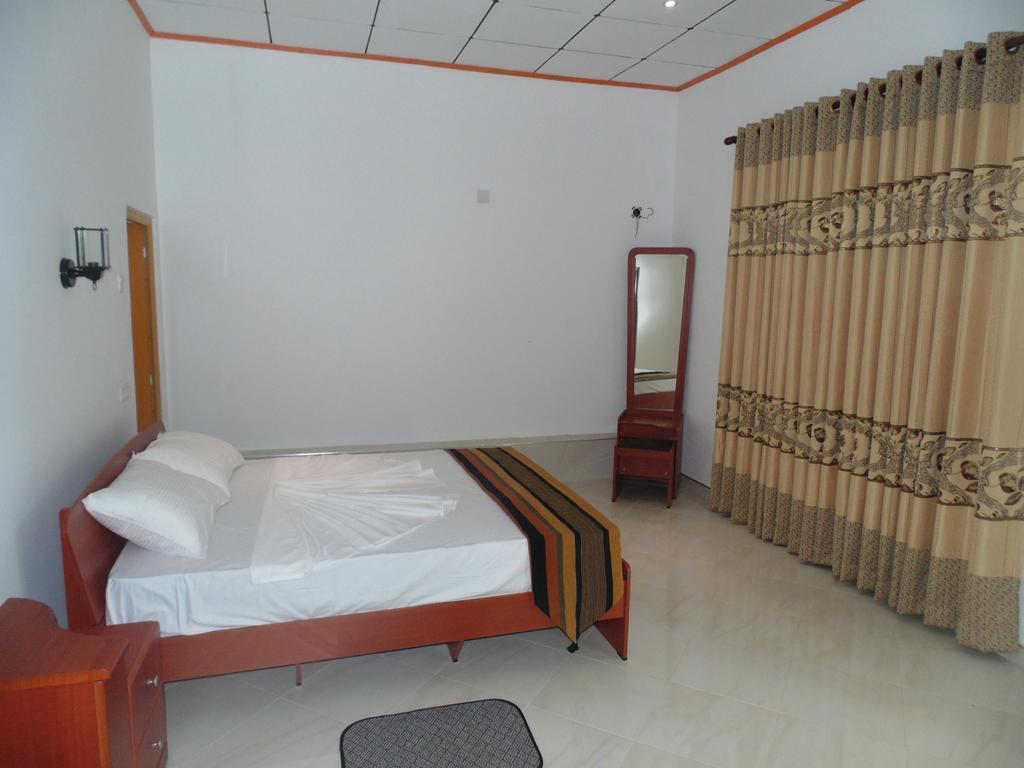White Eagle Hotel Szigirija Szoba fotó